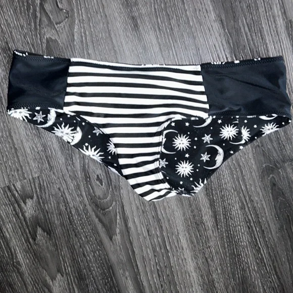 Reversible black and white bikini - Picture 6 of 8